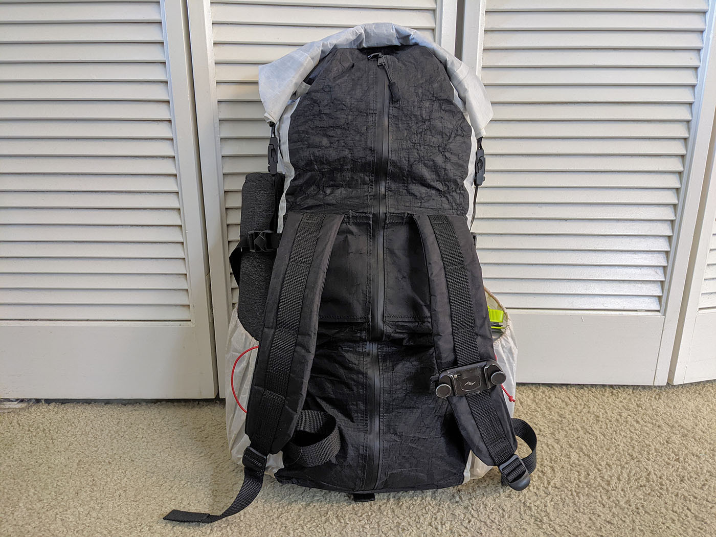 myog-dyneema-backpack-zipper-access.jpg Back panel of the backpack with shoulder straps and full-length zipper