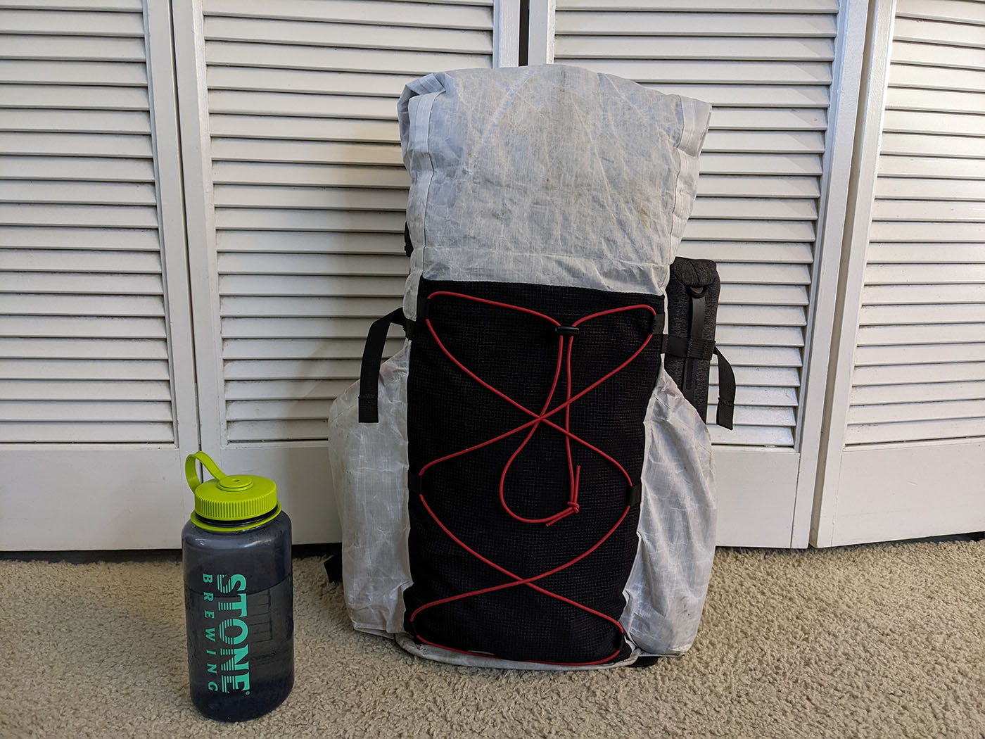 myog-dyneema-backpack-front-view.jpg Front mesh pocket and red shock cord on the finished Dyneema backpack