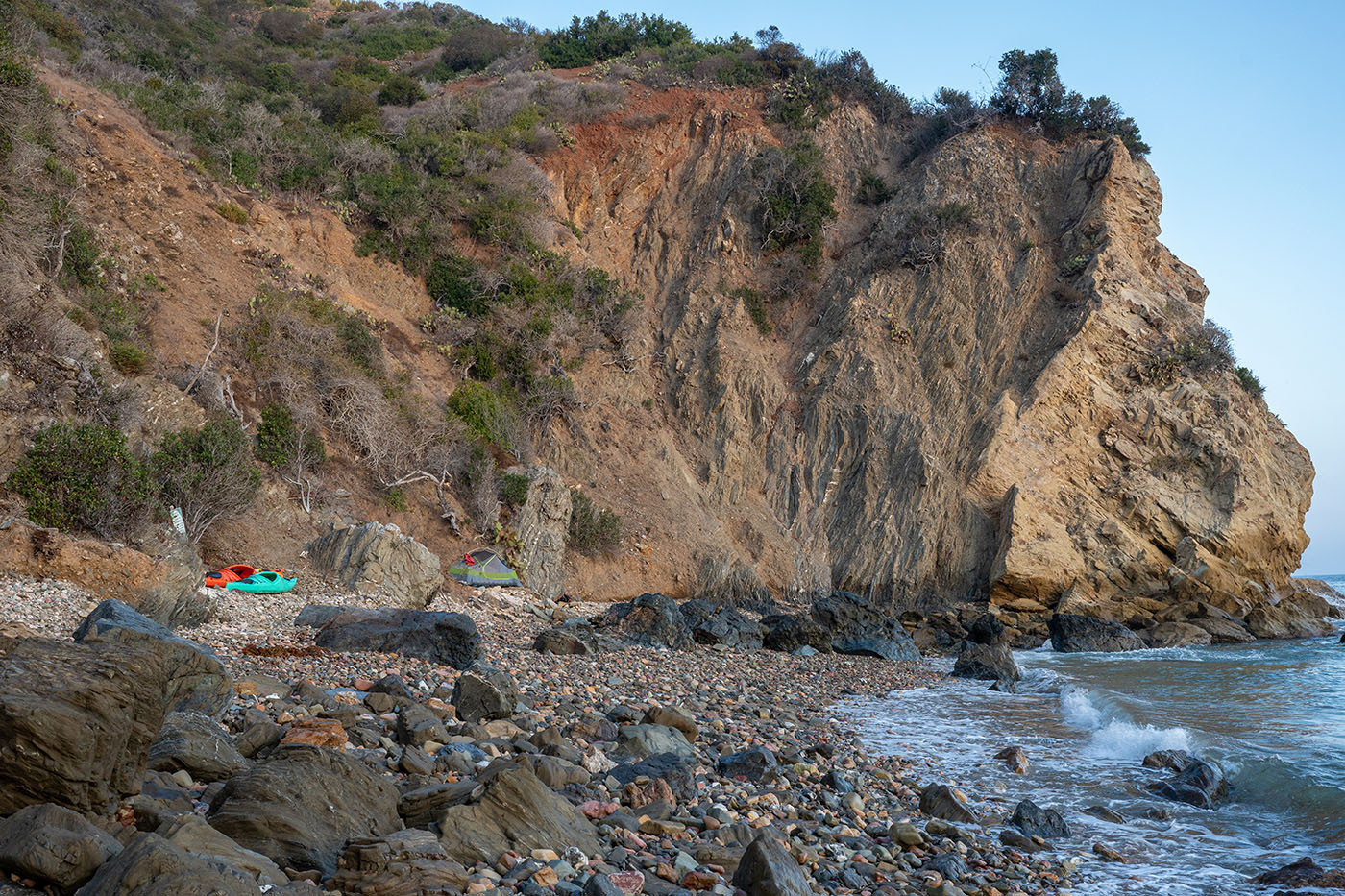 italian-gardens-4-full-beach.jpg Wide view of the secluded rocky beach and cliffs at Italian Gardens 4